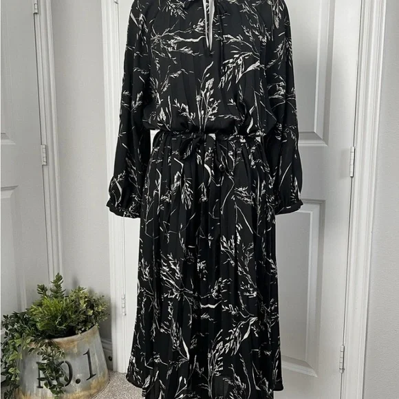 SOLD H&M Women’s Black White Floral Pleated 3/4 Sleeve Tie Waist Midi Dress - Picture 2 of 9